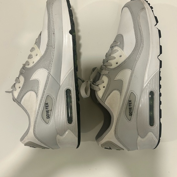 Nike Gore-Tex White and Gray Sneakers - Picture 1 of 7